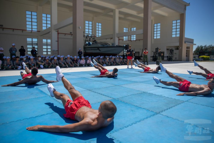 金戰營11日參訪兩棲營，觀摩兩棲蛙人操。（軍聞社記者謝宏檜攝）