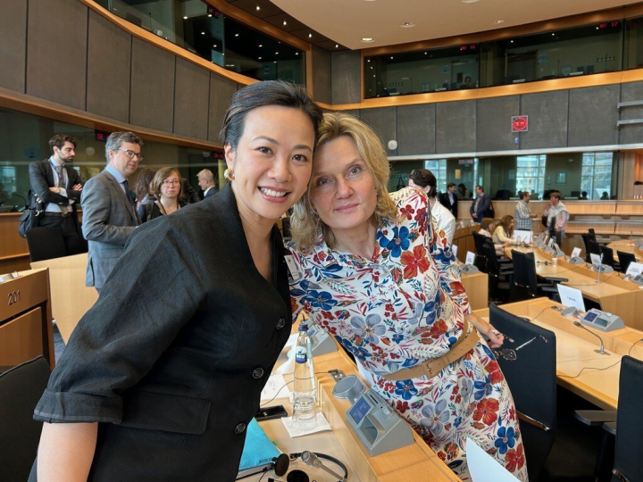 貿易總署主任施卓絲卡（右）與吳欣盈在公聽會上針鋒相對，會後持續友善交換意見。（駐歐盟代表處提供）