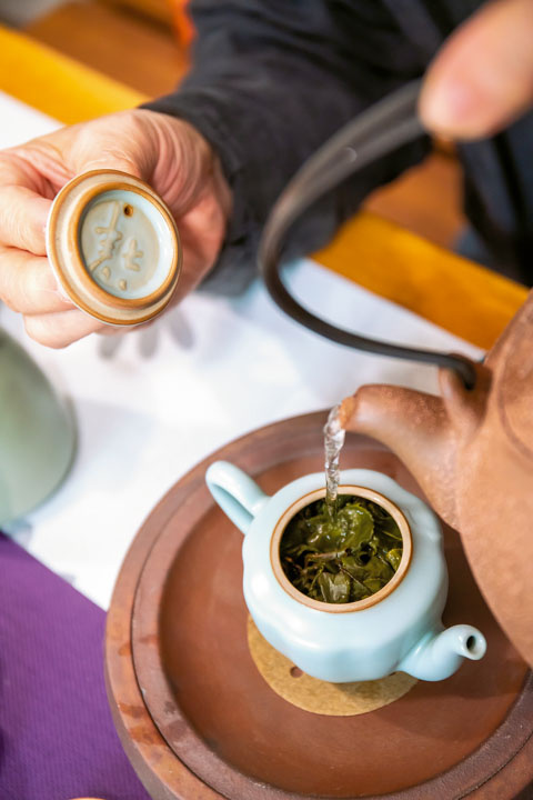 每片茶葉，揉合了茶山的綠意盎然與山頭氣韻，注入了茶師的工藝，才散發出舒雅的茶香與溫潤、回甘的餘韻，是土親、人親的極品。