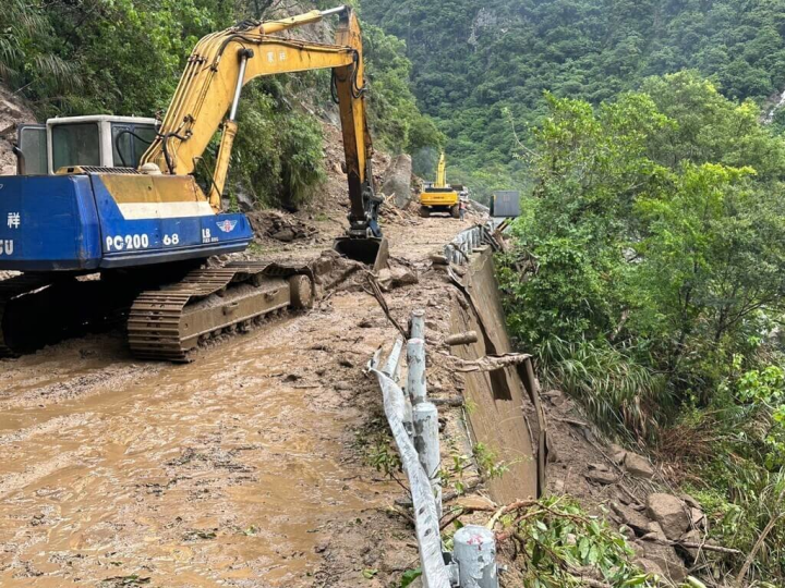 台8線中橫公路關原至太魯閣口路段，28日上午11時搶通，關原災害路段恢復1天5次放行，溪畔路段採2小時戒護放行1次，夜間實施預警性封路。（公路總局第四區養護工程處提供）
