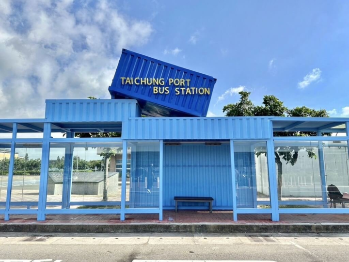 台中市政府在台中港旅客服務中心設置梧棲轉運節點，以孔雀藍貨櫃打造的候車亭相當吸睛，成為遊客熱門打卡點。（台中市政府提供）