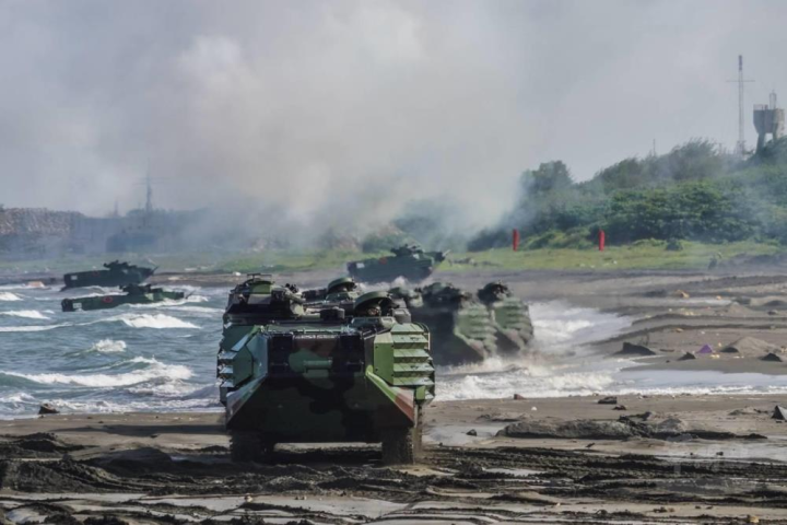 官兵駕駛AAV7兩棲突擊車實施訓練。（陸指部提供）