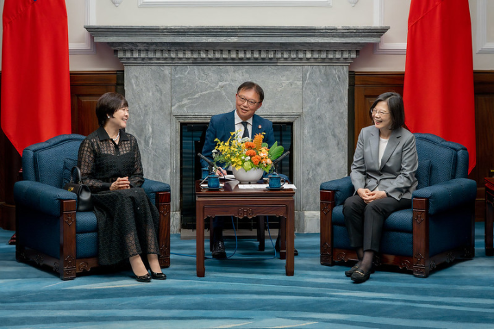 President Tsai exchanges views with Mrs. Abe Akie.