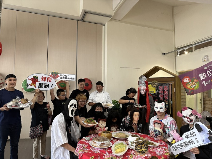 花蓮鳳林鎮夏天年度盛事「百鬼夜行祭」今年轉型為「百鬼拚桌宴」，盼以在地農產品吸引台灣苗栗南庄、苗栗三義、嘉義大林、屏東竹田4座慢城朋友與花蓮民眾共享鳳林美食。