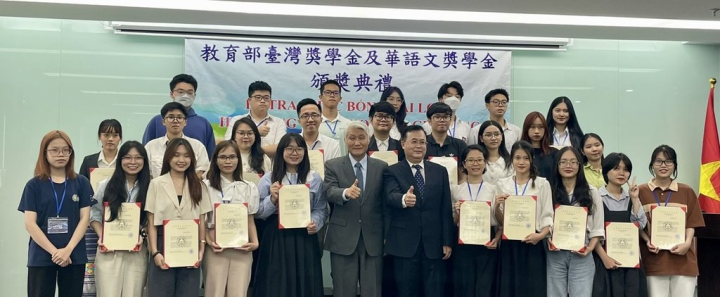 駐越南代表處28日舉辦「2023年教育部台灣獎學金及華語文獎學金」頒獎典禮，來自越南順化（Hue）以北地區與寮國共計51人獲獎，部分獲獎生到場領獎與合照。（駐越南代表處教育組提供）