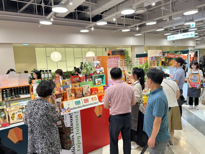 首爾台貿中心21日起於韓國現代百貨木洞店舉行「台灣食品全球GO躍升計畫—台灣食品連環購」展售會。
