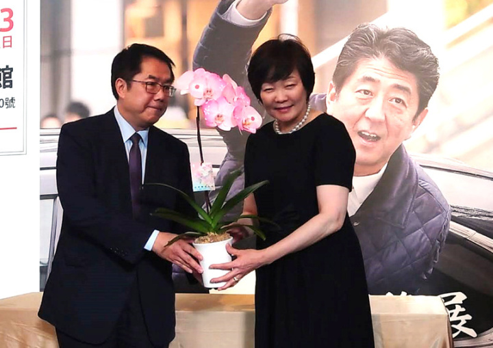 日本已故前首相安倍晉三夫人安倍昭惠（右）18日下午到台南參觀安倍晉三紀念影像展，台南市長黃偉哲（左）也到場陪同，並贈送噴印日本國旗的蘭花。