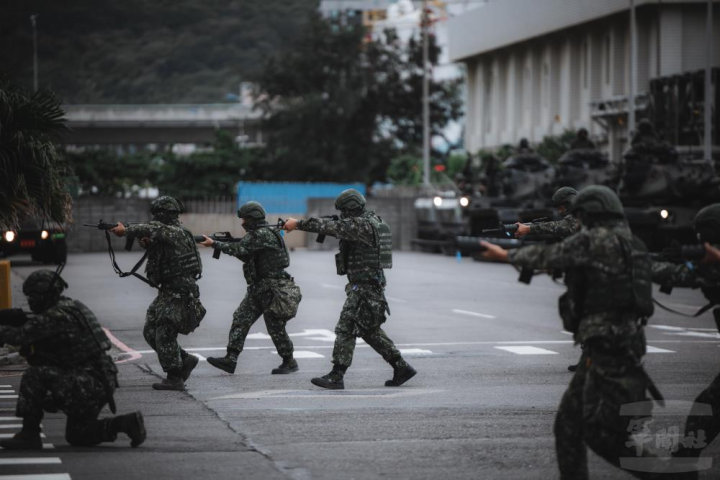在「反機降作戰」中，守備部隊建立交叉火網，阻殲敵軍兵力。（軍聞社記者陳彥樺攝）