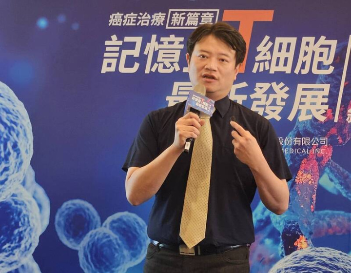 亞東醫院胸腔內科主治醫師張晟瑜（圖）17日分享個案病例時表示，曾收治過一名罹患非小細胞肺癌男性患者，短短5年內2度復發，目前使用記憶型T細胞合併標靶治療。