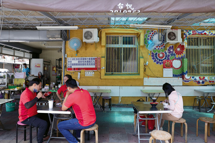 《想見你》的取景讓台南旅遊有了另一個視角，圖為兩個男主角用餐的麵店，牆上的壁畫頗具特色。