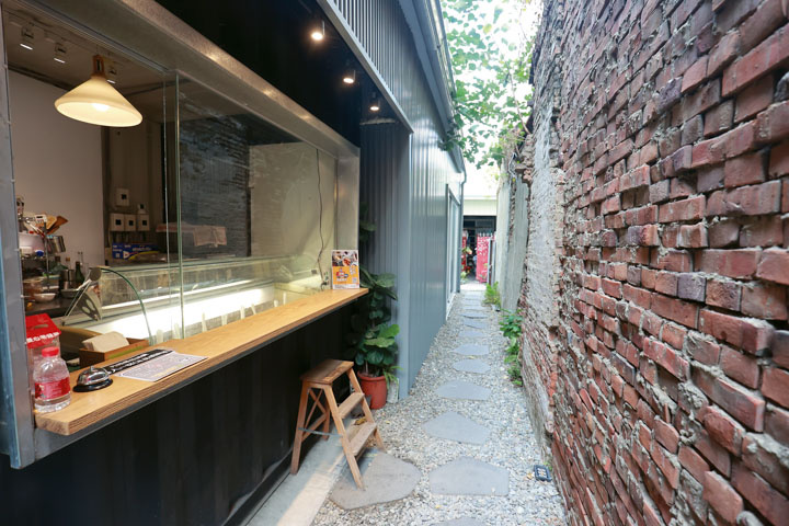 台南的巷弄像座生活的博物館，從牆面、植栽到鐵窗花等，展現城市迷人的生活風格。