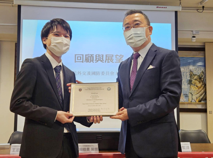 「國際唇顎裂研修醫師訓練計畫」首名外籍醫師結業，來自日本的醫師森田皓貴（左）讚許台灣支持唇顎裂家庭的細膩感，盼日本病童展露笑容、看見未來。