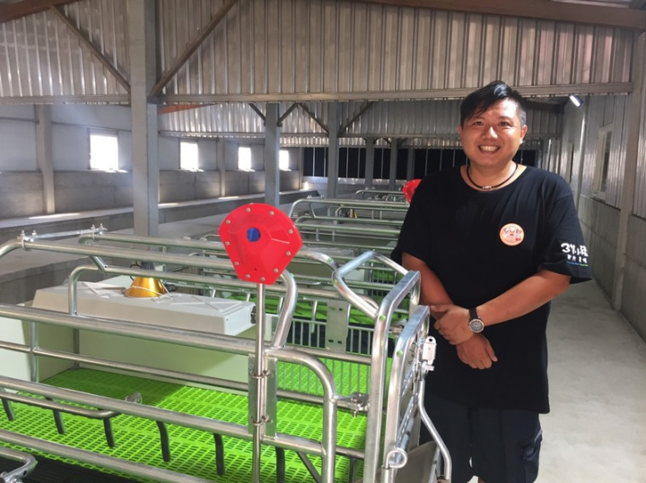 位在嘉義縣民雄鄉的新中天畜牧場，目前由第3代陳鈞緯與父親一起經營，陳鈞緯（圖）表示，更新養豬場斥資新台幣1億多元，獲補助約占1成；另外，原本舊的養豬場已改建成「三隻小豬觀光農場」拓商機。