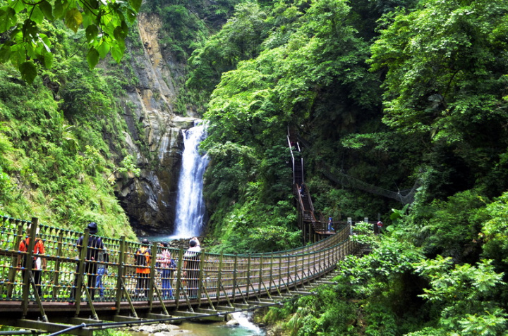 嘉義縣竹崎鄉觀音瀑布因地震及風災影響封閉長達23 年，經政府相關單位整修後，16日正式重啟，若想欣 賞觀音瀑布全貌，還得先爬上一段筆直向上的「通天 坡」步道。