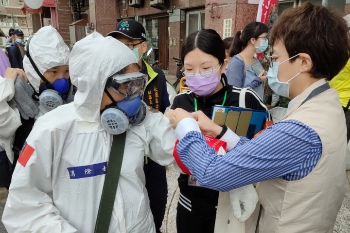 台南市永康區登革熱疫情升溫，副市長趙卿惠（右1）11日前往視察化學防治作業，向第一線工作人員打氣。（台南市政府提供）