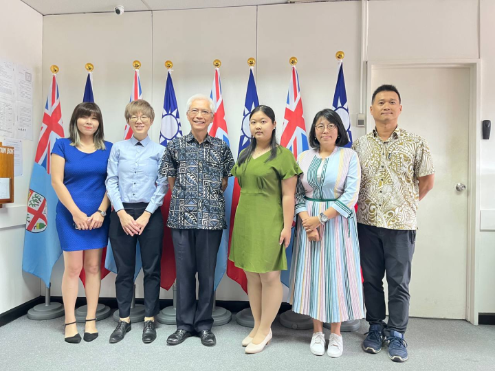 4名漁業勞動檢查員拜訪駐斐濟辦事處，並與大使周進發及該處漁業署同仁合照