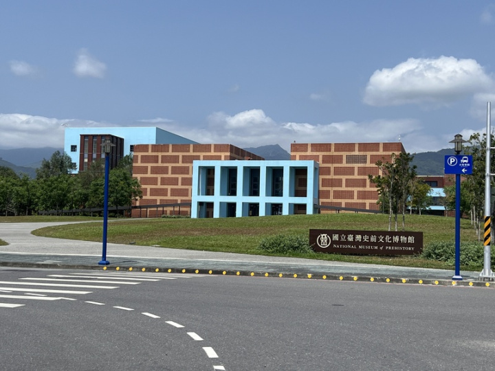 國立台灣史前文化博物館建築景觀再造工程，透過重新打開封閉的博物館方盒子，讓動線、視線、身體感受到屬於台東的透明感及流動感，獲國家卓越建設獎設計類特別獎肯定。