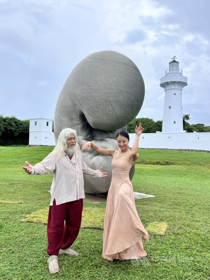 雕塑家康木祥（左）在台灣最南端鵝鑾鼻公園舉辦雕塑展，並邀請舞蹈家簡珮如（右）演出，舞蹈結合雕塑，在自然景觀下，襯托出人與萬物合一境界。