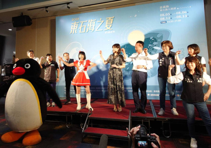 嘉義縣2023東石海之夏活動8月5日起連續2個週末將 在東石漁人碼頭熱鬧登場，縣府24日舉行記者會，透 過帶動唱宣傳活動主題，縣長翁章梁（後右3）出 席。