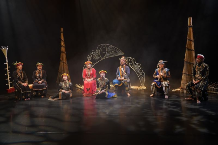 舞臺上裝飾伊誕．巴瓦瓦隆的工藝作品，圖為【伊誕創藝視界企業社】演出。