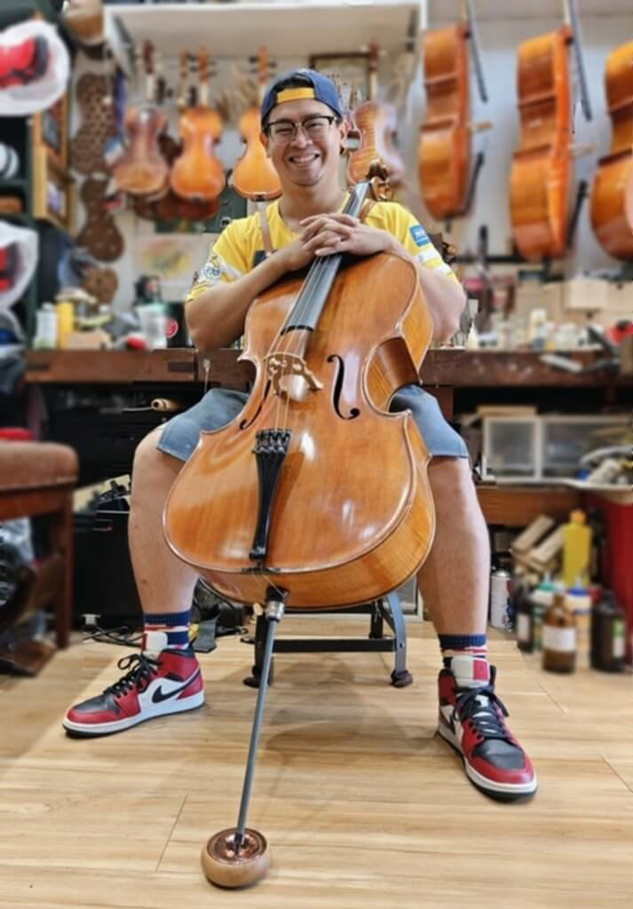 高雄製琴師王宇寧被譽為「提琴醫生」，他運用專業、巧思將大提琴止滑墊與演奏平台結合，發明便於攜帶、外型如甜甜圈的「迷你號角」，奪得多項國際發明大獎。（高雄市政府青年局提供）