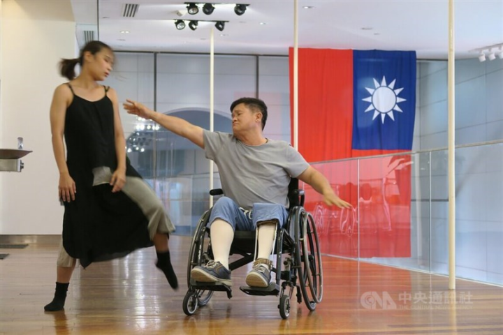 Dancer Juan Yi-chen (left) and Cheng Yu-cheng perform at Taiwan's representative office in New York on Wednesday. CNA photo July 12, 2023