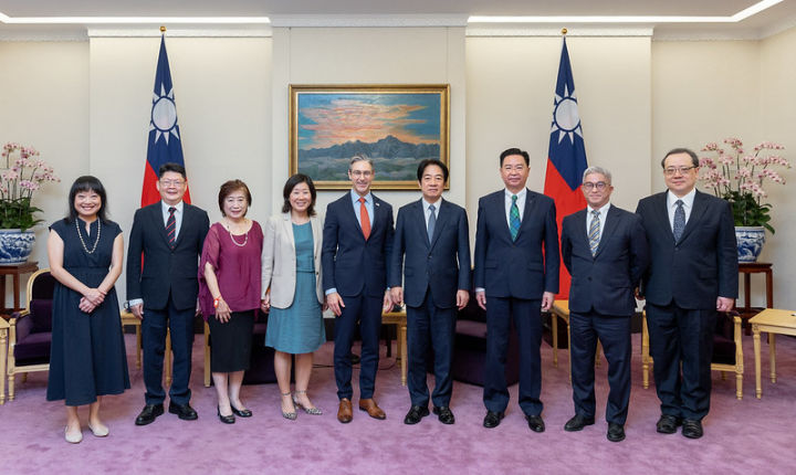 副總統與「美國『國家民主基金會』（NED）會長威爾遜訪團」合影