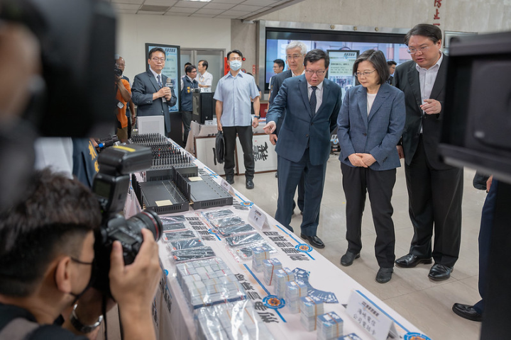 蔡英文總統10日上午視察內政部警政署刑事警察局打詐工作執行情形