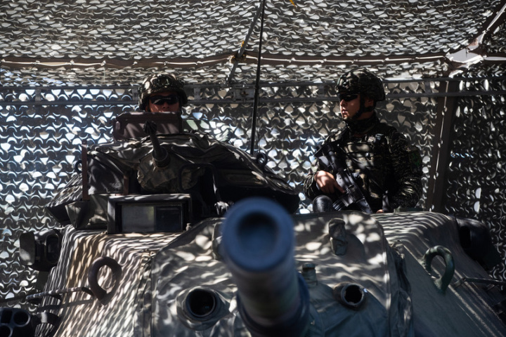 國軍漢光39號實兵演習25日進入第二天，國軍於八里海灘旁的臨港大道設置壕溝工事，並升級為步兵暨戰車工事，M60A3戰車駐防。