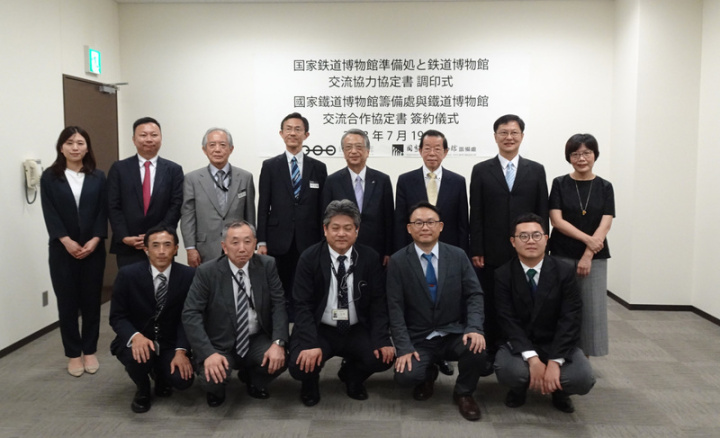 文化部國家鐵道博物館籌備處19日與日本埼玉縣埼玉市大宮區的鐵道博物館簽署交流合作協定，雙方將加強交流，除了人員的往來，出席鐵道文化論壇等，也將合辦特展。