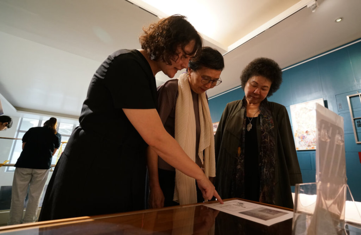 鄭南榕基金會「自由紋理：探索在地Nylon足跡」全國巡展宜蘭場22日在宜蘭陳定南紀念館開幕，包括鄭南榕女兒鄭竹梅（前左起）、鄭南榕遺孀葉菊蘭及監察院長陳菊等人出席。（鄭南榕基金會提供）