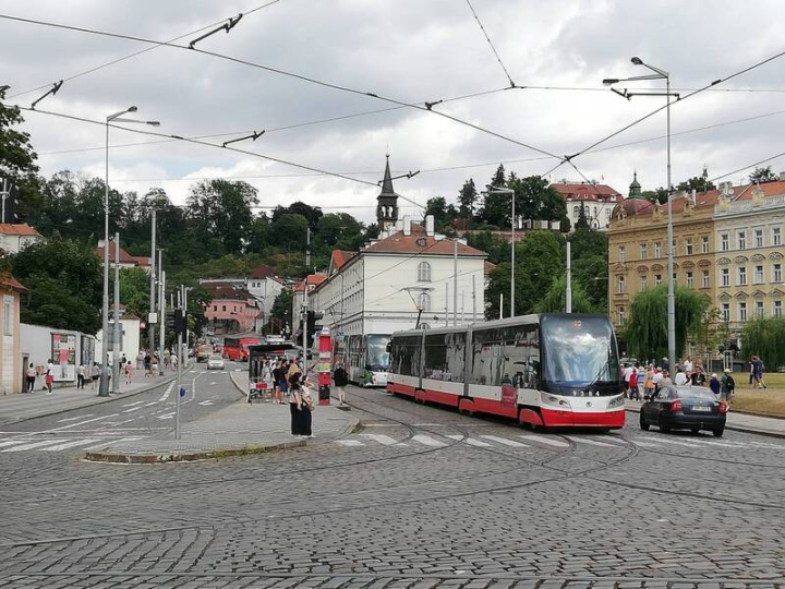 捷克首都布拉格的大眾運輸體系非常發達，路面輕軌電車密度高，還有地鐵、火車、公車班次也很多，自由行觀光客若使用24小時券可任意搭乘，費用120克朗（約新台幣174元），非常划算。