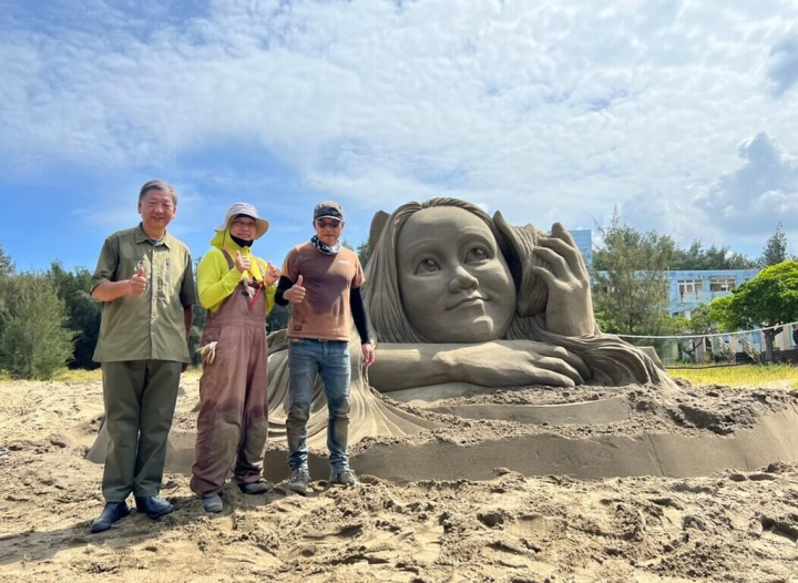 苗栗縣政府舉辦2023苗南海地景藝術節，策展人邱泰洋（左）邀請國內知名沙雕推手陳坤田（右）協力，並特邀日本女性沙雕師松木由子（中）現場創作「聽．海洋悄悄話」，成為藝術季隱藏版驚喜亮點。（苗栗縣政府提供）