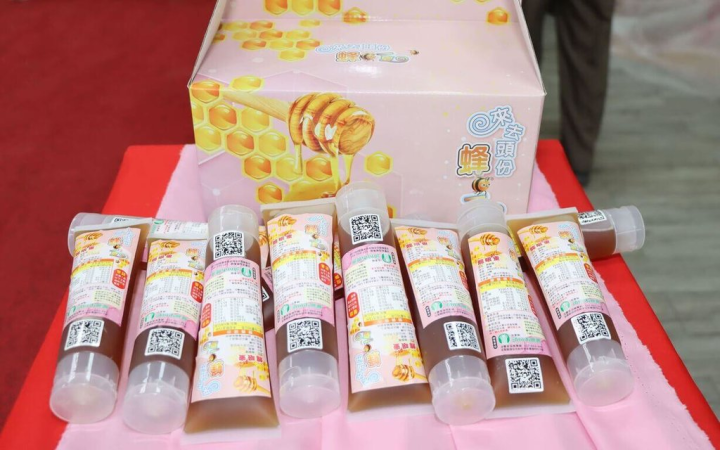 苗栗縣頭份市農會為協助蜂農拓展銷售管道，19日在農會農民活動中心舉辦蜂蜜禮盒新品上市發表會，推出的小包裝蜂蜜約150公克，攜帶方便，外出或旅遊時可隨手沖泡（苗栗縣政府提供）