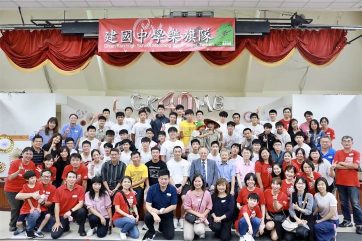 康樂性社團萎縮成趨勢，需要耗費大量時間練習的建中樂旗隊卻屹立不搖且屢獲佳績，仰賴的除了學長回頭提攜學弟，還有家長後援會。（建中樂旗隊家長後援會提供）