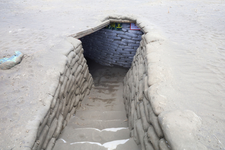 國軍漢光演習7月底進行，此次將延續民國111年科目，於新北八里臨港大道一帶構築壕溝、地堡與掩體，並擴大實施對抗演練。