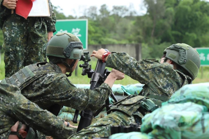 陸軍步兵203旅「14天教育召集訓練」日前於臺南地區實施60迫砲訓練。（203旅提供）