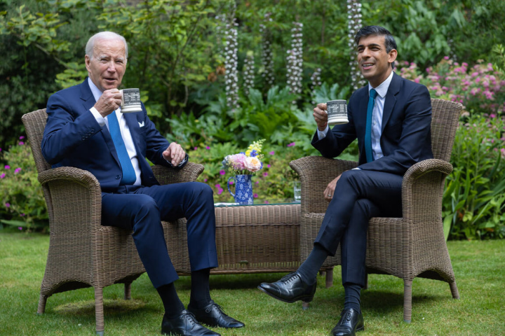 美國總統拜登（左）10日與英國首相蘇納克（右）在唐寧街10號首相官邸會晤，在花園舉行雙邊會談，拜登與蘇納克一同以唐寧街主題杯喝茶，邊喝邊談。（英國首相府提供）