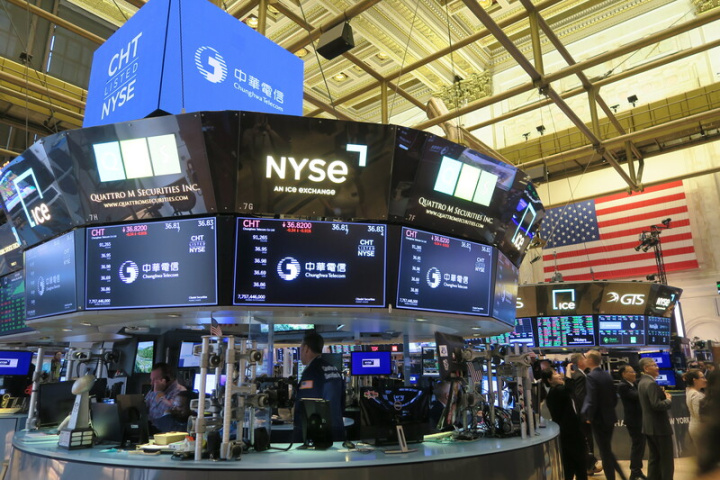 紐約證券交易所18日慶祝中華電信美國存託憑證（ADR）發行20週年，交易大廳內可見中華電信商標。