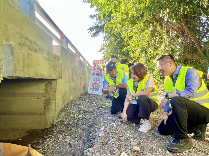 每年農曆6月至8月是墾丁陸蟹繁殖高峰期，為避免抱卵母蟹在橫跨馬路往海岸奔走途中遭到車輛輾壓，公路總局打造陸蟹廊道，屏東縣長周春米（前中）20日傍晚訪視廊道工程，表示發展觀光也要維繫陸蟹生態永續。（屏東縣政府提供）