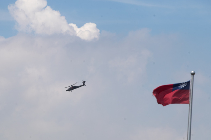 國軍20日上午於八里舉行最後一次漢光聯合反登陸預演，圖為一架扮演紅軍的AH-64E阿帕契攻擊直升機。