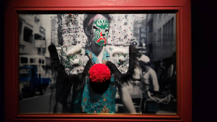 融合傳統刺繡與當代影像，是邱國峻近十年來創作主軸，談討台灣信仰文化。