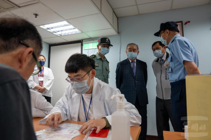 軍人之友社榮譽理事長李棟樑，關懷三總松山分院巡迴醫療情形。（軍聞社記者蔡枋澐攝）