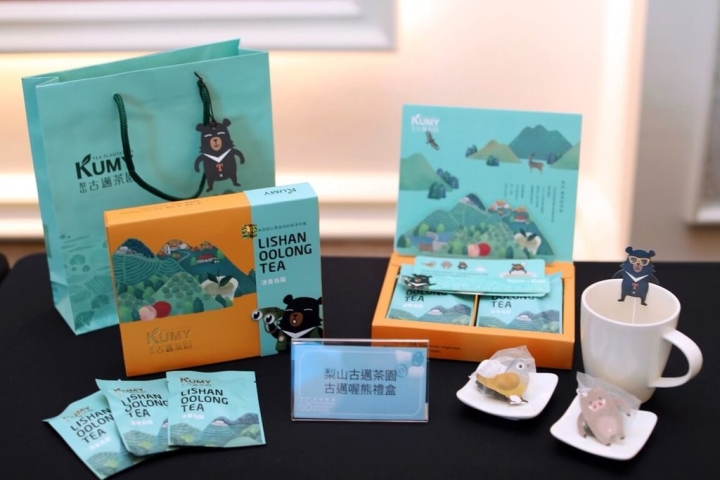 參山國家風景區管理處攜手台中梨山古邁茶園，聯名台灣觀光大使「喔熊」推出「古邁喔熊禮盒」，日前在台中市政府TCOD（Taichung Original Design）台中原創品牌計畫榮獲視覺及包裝設計類獎肯定。（參山國家風景區管理處提供）
