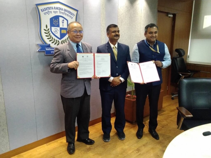 國防安全研究院5日由代理副執行長沈明室（左）代表，與印度國防大學國際合作、安全與戰略語言學院（SICSSL）院長羅卡納山（Venkateswaran Lokanathan，右）簽署合作備忘錄，加強研究交流。（國防安全研究院提供）