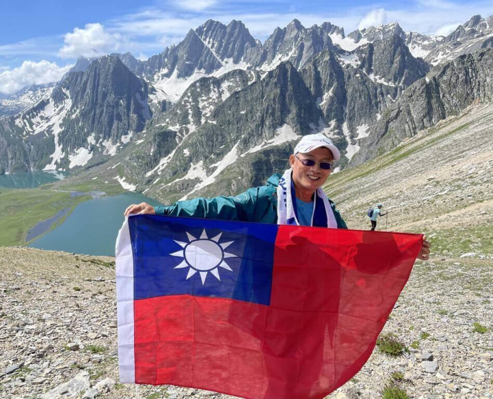 台灣山友陳維仁與同伴最近征服克什米爾海拔4200公尺高山，讓中華民國國旗在這個蓋著薄雪的秘境飄揚。（陳維仁提供）