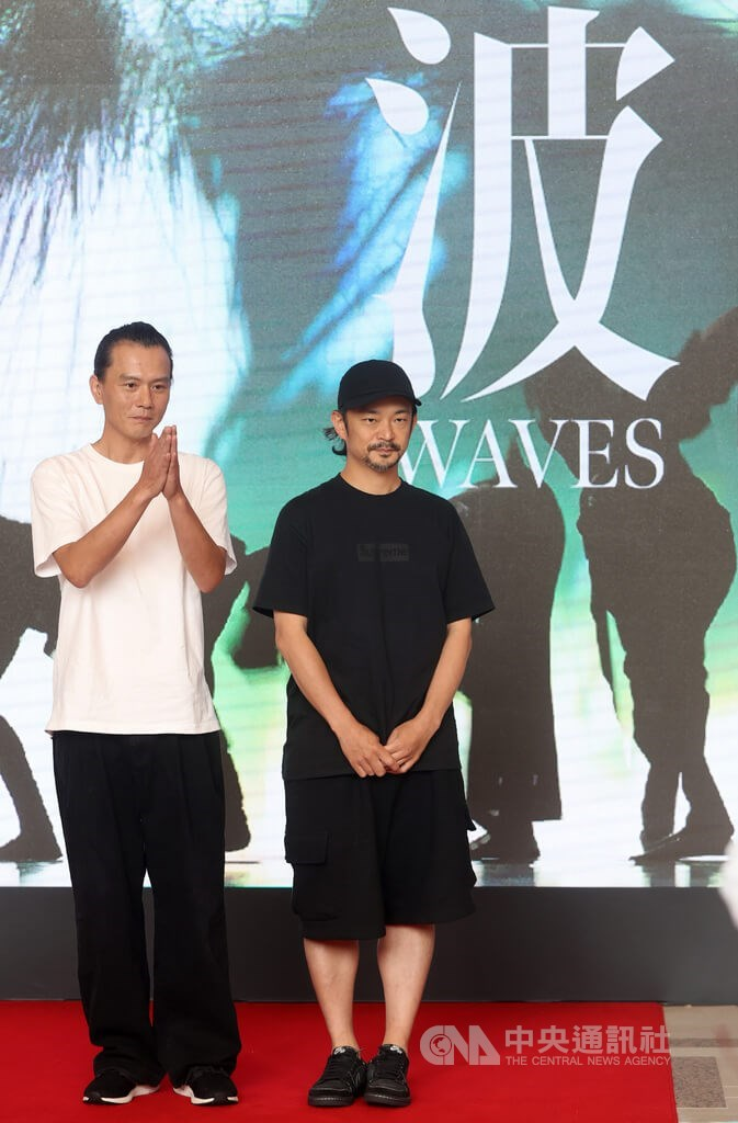 Cloud Gate Dance Theatre Artistic Director Cheng Tsung-lung (left) and Japanese new media artist Daito Manabe pose for the press at the National Theater in Taipei on Monday. CNA photo July 17, 2023