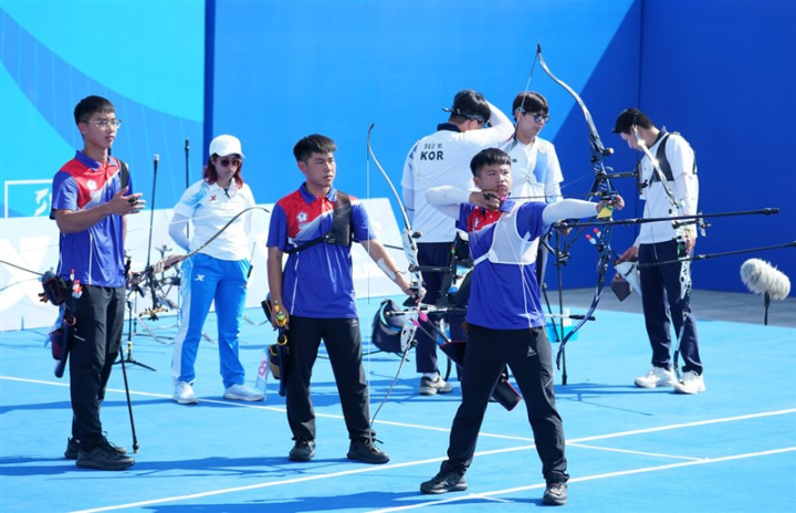 Taiwanese men's team recurve members Chang Yi-chung (front left), Kuo Yu-cheng (front center) and Yang Zong-han (front right) are pictured in the final of Chengdu Universiade in China Sunday. Photo courtesy of Chinese Taipei University Sports Federation July 30, 2023