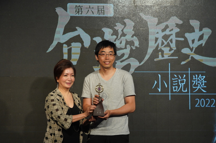 新台灣和平基金會主辦第6屆台灣歷史小說獎15日下午在台北頒獎，由基金會董事長王美琇（左）頒發本屆創作獎獎座給得主、作家張英珉（右）。