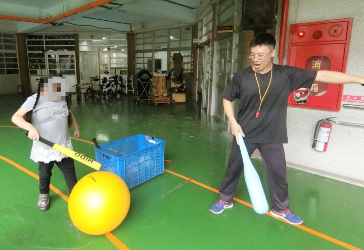 高雄特殊教育學校教師周滺聖（右）獲教育部112年師鐸獎肯定，成為高雄特殊教育學校創校41年來首名獲全國師鐸獎的特教老師，周滺聖表示，希望教會孩子「帶得走」並能「走得遠」的能力，活出自信與價值。（高雄特殊教育學校提供）